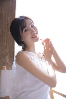 女生坐在男生大腿上